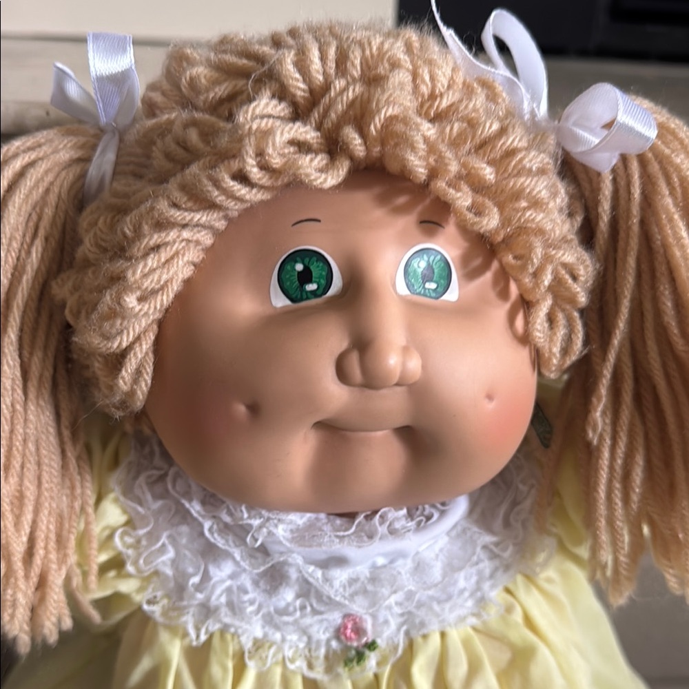 Cabbage Patch Kid Doll with 3 Outfits - Picture 3 of 12